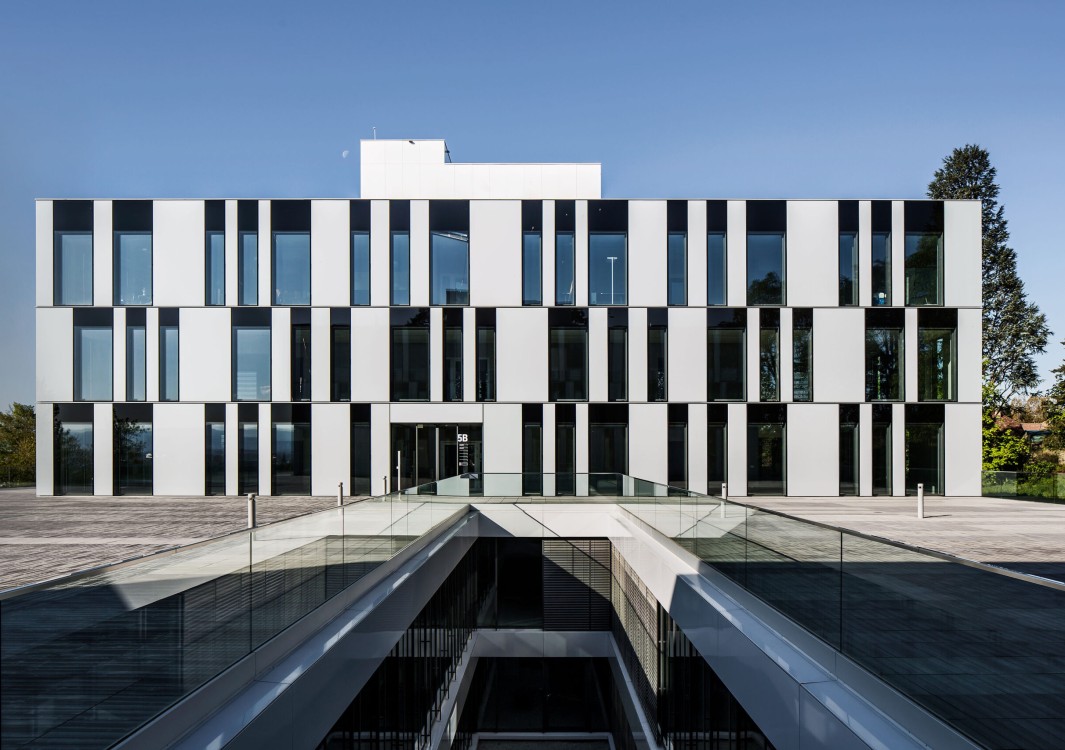 LAKE GENEVA PARK C + D – Tolochenaz